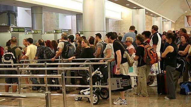 توضيحية: أشخاص بقفون في الصف لتجاوز رقابة الجوازات في مطار بن غوريون الدولي في إسرائيل. (Yossi Zamir/Flash90) توضيحية: أشخاص بقفون في الصف لتجاوز رقابة الجوازات في مطار بن غوريون الدولي في إسرائيل. (Yossi Zamir/Flash90)