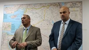 رجلا الأعمال الفلسطينيان أشرف الجعبري (يمين) وأشرف غانم (يسار) يتحدثان خلال مؤتمر صحفي في وسط القدس، 2 يوليو، 2019. (Adam Rasgon/Times of Israel)