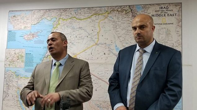 رجلا الأعمال الفلسطينيان أشرف الجعبري (يمين) وأشرف غانم (يسار) يتحدثان خلال مؤتمر صحفي في وسط القدس، 2 يوليو، 2019. (Adam Rasgon/Times of Israel)