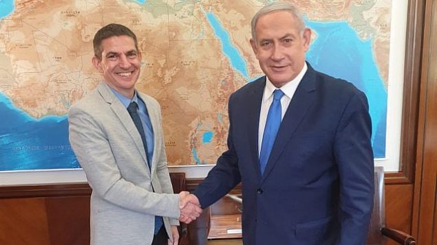 إيفان كوهين، على يسار الصورة، مع رئيس الوزراء بنيامين نتنياهو. (GPO)
