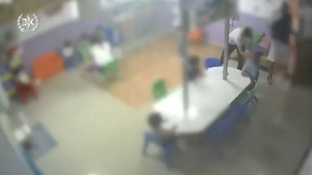 صورة شاشة من فيديو يظهر اساءة مفترضة داخل حضانة في روش هعاين، نشرته الشرطة في 4 يوليو 2019 (screen capture: Israel Police)