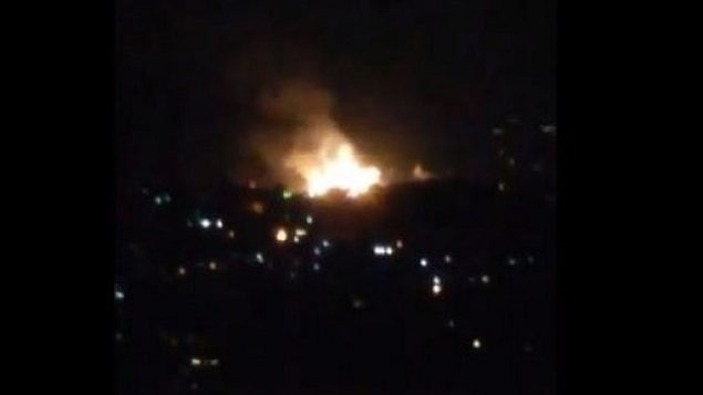توضيحية: انفجارات بالقرب من دمشق في 1 يوليو، 2019، خلال غارة إسرائيلية مزعومة. (Screencapture/Twitter) توضيحية: انفجارات بالقرب من دمشق في 1 يوليو، 2019، خلال غارة إسرائيلية مزعومة. (Screencapture/Twitter)