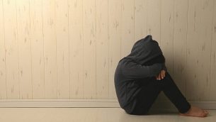صورة توضيحية لطفلة حزينة. (Takasuu/iStock by Getty Images)