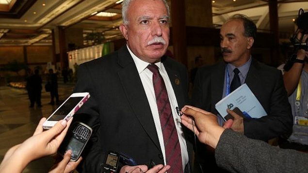 وزير الخارجية الفلسطيني رياض المالكي يتحدث مع وسائل الإعلام خلال لقاء وزاري آسيوي أفريفي في جاكارتا، إندونيسيا، في 20 أبريل، 2015. (AP Photo/Tatan Syuflana) وزير الخارجية الفلسطيني رياض المالكي يتحدث مع وسائل الإعلام خلال لقاء وزاري آسيوي أفريفي في جاكارتا، إندونيسيا، في 20 أبريل، 2015. (AP Photo/Tatan Syuflana)
