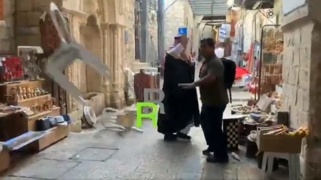 صورة شاشة من فيديو يظهر المدون السعودي محمد سعود يتعرض لمضايقة اثناء زيارة للحرم القدسي والبلدة القديمة في القدس (screen capture: Twitter) صورة شاشة من فيديو يظهر المدون السعودي محمد سعود يتعرض لمضايقة اثناء زيارة للحرم القدسي والبلدة القديمة في القدس (screen capture: Twitter)