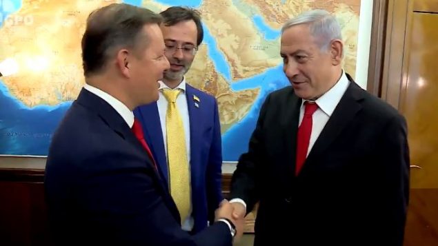 رئيس الوزراء بنيامين نتنياهو يرحب بأوليه لياشكو من الحزب الراديكالي الأوكراني في القدس، 10 يوليو 2019 (Screencapture/Twitter) رئيس الوزراء بنيامين نتنياهو يرحب بأوليه لياشكو من الحزب الراديكالي الأوكراني في القدس، 10 يوليو 2019 (Screencapture/Twitter)