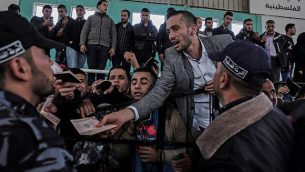 فلسطينيون يحتشدون في معبر رفح في انتظار السفر إلى مصر بعد فتح المعبر لمدة ثلاثات أيام للحالات الانسانية، في جنوب قطاع غزة، 12 أبريل، 2018.  (AFP PHOTO / SAID KHATIB)