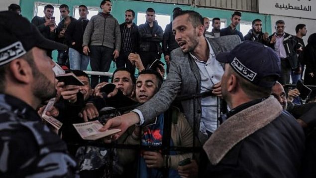 فلسطينيون يحتشدون في معبر رفح في انتظار السفر إلى مصر بعد فتح المعبر لمدة ثلاثات أيام للحالات الانسانية، في جنوب قطاع غزة، 12 أبريل، 2018.  (AFP PHOTO / SAID KHATIB)