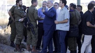 رئيس الوزراء بنيامين نتنياهو يتفقد الموقع الذي عُثر فيه على جثة جندي إسرائيلي خارج الخدمة مع علامات طعن عليها بالقرب من مستوطنة ميغدال عوز بالضفة الغربية، 8 أغسطس، 2019. 
(MENAHEM KAHANA / AFP)