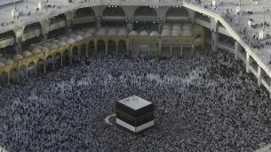 حجاج مسلمون يتجمعون حول الكعبة، أقدس مزارات الإسلام، في المسجد الحرام في مدينة مكة المكرمة في السعودية في 8 أغسطس 2019، قبل بدء الموسم السنوي للحج في المدينة المقدسة.( FETHI BELAID / AFP)