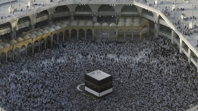 حجاج مسلمون يتجمعون حول الكعبة، أقدس مزارات الإسلام، في المسجد الحرام في مدينة مكة المكرمة في السعودية في 8 أغسطس 2019، قبل بدء الموسم السنوي للحج في المدينة المقدسة.( FETHI BELAID / AFP)