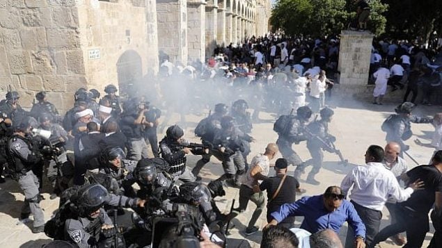 اشتباكات بين قوى الأمن الإسرائيلية والمصلين المسلمين في الحرم القدسي بالبلدة القديمة، 11 أغسطس، 2019. (Ahmad Gharabli/AFP)