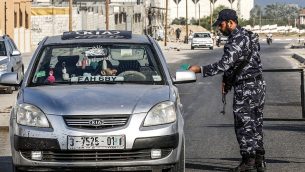 قوات امن حماس توقيف سيارة في حاجز في خان يونس، جنوب قطاع غزة، 28 اغسطس 2019 (Said Khatib/AFP)