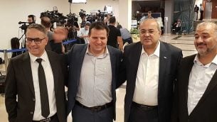 (يسار-يمين) امطانس شحادة، أيمن عودة، أحمد الطيبي ومنصور عباس، رؤساء الأحزاب العربية الأربعة التي شكلت ’القائمة المشتركة’، خلال تسجيل القائمة في لجنة الانتخابات المركزية في الكنيست، 1 أغسطس، 2019. (Raoul Wootliff/Times of Israel)