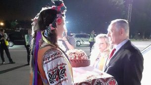 أوكرانيات بزي تقليدي يستقبلن رئيس الوزراء بنيامين نتنياهو وزوجته سارة في المطار في كييف، 18 أغسطس، 2019.  (Raphael Ahren/Times of Israel)