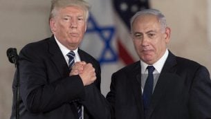 الرئيس الأمريكي دونالد ترامب ورئيس الوزراء الإسرائيلي بينيامين نتنياهو يتصافحان بعد إلقاء كلمة في ’متحف إسرائيل’ في القدس، 23 مايو، 2017 (AP Photo/Sebastian Scheiner, File)