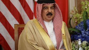 ملك البحرين، حمد بن عيسى آل خليفة، خلال لقاء مع الرئيس الأمريكي دونالد ترامب، 21 مايو، 2017، في الرياض.  (AP Photo/Evan Vucci)