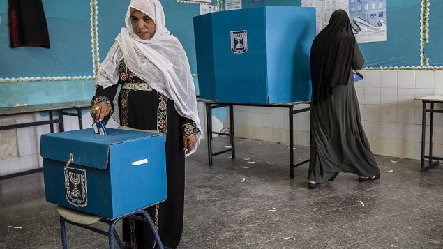 سيدة إسرائيلية تدي بصوتها خلال الإنتخابات في مدينة رهط البدوية، 9 أبريل، 2019. (AP/Tsafrir Abayov)