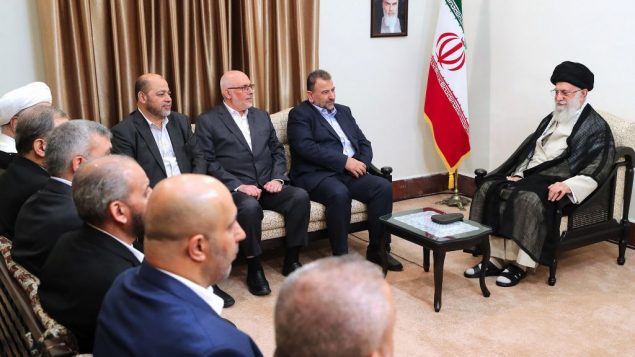 المرشد الاعلى آية الله علي خامنئي يلتقي مع نائب قائد حركة حماس صالح العاروري، وبعثة من الحركة، في طهران، 22 يوليو 2019 (Office of the Iranian Supreme Leader via AP)
