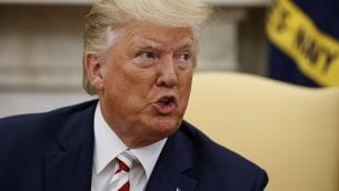 الرئيس الأمريكي دونالد ترامب يتكلم خلال لقاء مع الرئيس الروماني كلاوس يوهانيس في المكتب البيضاوي بالبيت الأبيض، الثلاثاء، 20 أغسطس، 2019، في واشنطن.  (AP Photo/Alex Brandon)