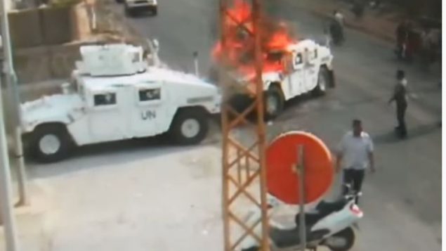 عناصر حزب الله يضرمون النيران بمركبة تابعة لقوات حفظ السلام في جنوب لبنان، في حادث وقع عام 2018. تم بث التصوير في 28 اغسطس 2019 (Screencapture/YouTube)