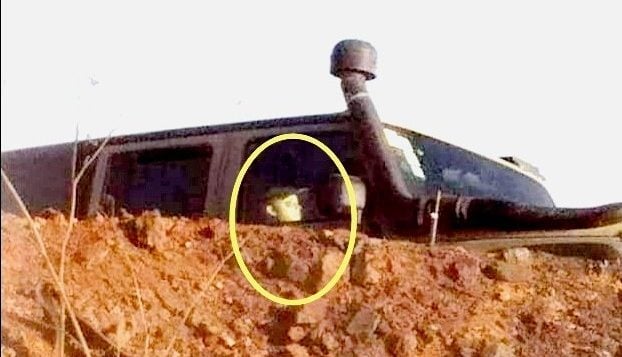 صورة نشرها مراسل وكالة انباء تابعة لتنظيم حزب الله، تظهر دمية ترتدي ازياء عسكرية داخل مركبة عسكرية في الطرف الإسرائيلي من الحدود مع لبنان، 29 اغسطس 2019 (Twitter)