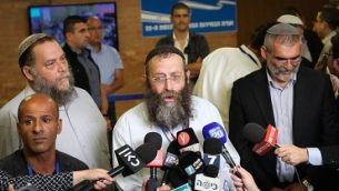 (من اليسار إلى اليمين) بينتس غوبشتين وباروخ مارزل وميخائيل بن آري من حزب ’عوتسما يهوديت’ يتحدثون مع الصحافيين خارج قاعة لجنة الانتخابات المركزية في القدس، 1 أغسطس، 2019. (Noam Revkin Fenton/Flash90)