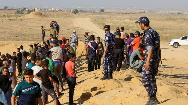 عناصر قوات امن فلسطينيين موالين لحماس، يمنعون متظاهرين من الاقتراب من الحدود خلال مظاهرة في رفح، جنوب قطاع غزة، 2 اغسطس 2019 (Abed Rahim Khatib/Flash90) عناصر قوات امن فلسطينيين موالين لحماس، يمنعون متظاهرين من الاقتراب من الحدود خلال مظاهرة في رفح، جنوب قطاع غزة، 2 اغسطس 2019 (Abed Rahim Khatib/Flash90)