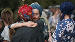 مئات الاشخاص يشاركون في مراسم جنازة ضحية هجوم الطعن دفير سوريك، في مستوطنة عوفرا بالضفة الغربية، 8 أغسطس، 2019 (Flash90)