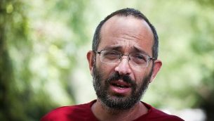 يوآف سوريك، والد طالب المعهد الديني دفير سوريك الذي قُتل في هجوم طعن، يتحدث للصحافيين خارج منزله في مستوطنة عوفرا في الضفة الغربية، 8 أغسطس، 2019. (Flash90)