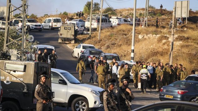 قوات الامن في موقع العثور على جثمان جندي اسرائيلي خارج الخدمة تعرض للطعن، بالقرب من مستوطنة ميجدال عوز في منطقة عتصيون، 8 اغسطس 2019 (Gershon Elinson/Flash90)