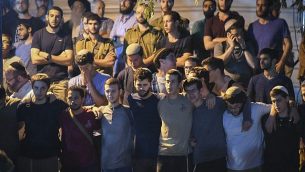 أصدقاء وأقارب يشاركون في مراسم جنازة ضحية هجوم الطعن دفير سوريك، في مستوطنة عوفرا بالضفة الغربية، 8 أغسطس، 2019. (Sraya Diamant/Flash90)