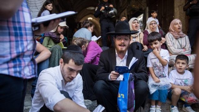 يهود يصلون ومسلمون يرددون ’الله أكبر’ من امام الحرم القدسي في القدس القديمة، 11 أغسطس، 2019. (Hadas Parush/Flash90)
