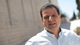 عضو الكنيست أيمن عودة، زعيم ’القائمة المشتركة’، خارج مبنى المحكمة العليا في القدس، 22 أغسطس، 2019.  (Yonatan Sindel/Flash90)