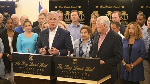 زعيم الأغلبية الديمقراطية في مجلس النواب الأمريكي، ستيني هوير (يمين)، و زعيم الأقلية الجمهورية في مجلس النواب، كيفين مكارثي، مع وفد لأعضاء مجلس النواب الأمريكي في القدس، 11 أغسطس، 2019.  (courtesy Hadari Photography)