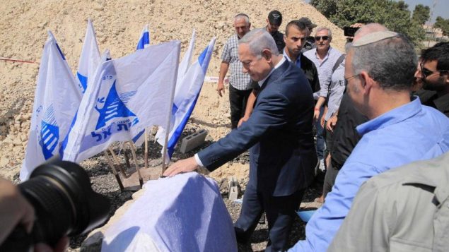 رئيس الوزراء بنيامين نتنياهو يضع حجر اساس لوحدات سكنية جديدة في مستوطنة بيت إيل، 8 اغسطس 2019 (Courtesy: Sharon Revivo/Likud)