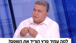 قائد حزب العمل عمير بيريتس خلال مقابلة مع القناة 12 في 25 اغسطس 2019. النص: ’لماذا حلق عمير بيريتس شنبه؟’ (Screen capture/Channel 12)