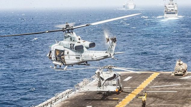 توضيحية: مروحية من طراز "UH-1Y Venom" تقلع من سطح المدمرة الأمريكية "يو إس إس بوكسر" في مضيق هرمز، 18 يوليو، 2019.