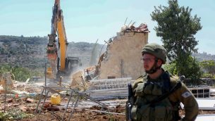 قوات امن اسرائيلية تهدم مباني بالقرب من بيت جالا في الضفة الغربية، 26 اغسطس 2019 (Wisam Hashlamoun/Flash90)