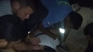 إسرائيليون يقدمون المساعدة لسائق سيارة أجرة مصري بعد انقلاب مركبته في شبه جزيرة سيناء، أغسطس، 2019.  (Courtesy Yosef Malachi)