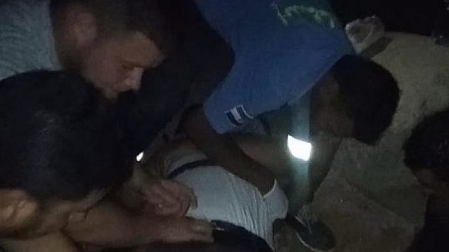 إسرائيليون يقدمون المساعدة لسائق سيارة أجرة مصري بعد انقلاب مركبته في شبه جزيرة سيناء، أغسطس، 2019.  (Courtesy Yosef Malachi)