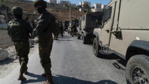 جنود اسرائيليون خلال عمليات بحث في قرية بيت فجار الفلسطينية، بالقرب من بيت لحم، بعد العثور على جثمان جندي اسرائيلي خارج الخدمة تعرض للطعن، بالقرب من مستوطنة ميجدال عوز في منطقة عتصيون، 8 اغسطس 2019 (Israel Defense Forces)