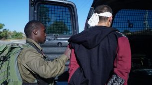 احد المشتبه بهم بقتل دفير سوريك، بعد اعتقاله على يد حرس الحدود والجيش في الضفة الغربية، 10 اغسطس 2019 (Israel Defense Forces)