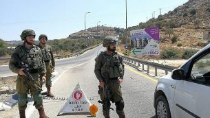 جنود إسرائيليون يضعون الحواجز في إطار عمليات بحث عن مشتبه بهم بتفجير قنبلة بالقرب من مستوطنة دوليف الإسرائيلية بالضفة الغربية، 23 أغسطس، 2019، والذي أسفر عن إصابة ثلاثة أشخاص.  (Israel Defense Forces)