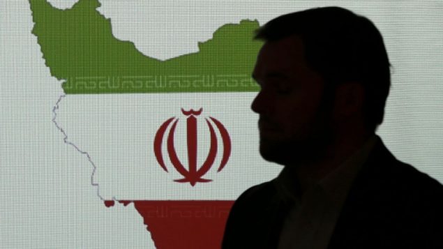 صورة توضيحية: خبير امن الكتروني يقف امام خارطة إيران بينما يتحدث مع صحفيين حول تقنيات قرصنة إيرانية، 20 سبتمبر 2017، في دبي، الامارات (AP Photo/Kamran Jebreili)