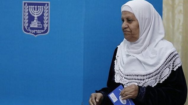 سيدة من مواطني إسرائيل العرب تدلي بصوتها في الانتخابات البرلمانيةالإسرائيلية في 9 أبريل، 2019، في أحد مراكز الاقتراع في مدينة الطيبة شمال البلاد. (Ahmad GHARABLI / AFP)