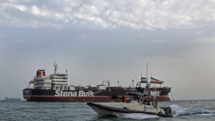 صورة تم التقاطها في 21 يوليو، 2019، للحرس الثوري الإيراني وهو يقوم بدورية حول ناقلن النفط ’ستينا إمبيرو’ التي تحمل العلم البريطاني وهي ترسو قبال ميناء بندر عباس.  (Hasan Shirvani/Mizan News Agency/AFP)