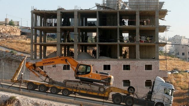 القوات الإسرائيلية تتهيأ لهدم مبنى فلسطيني قيد البناء في منطقة وادي الحمص، المحاذية لقرية صور باهر الفلسطينية في القدس الشرقية، 22 يوليو 2019 (Hazem Bader/AFP)