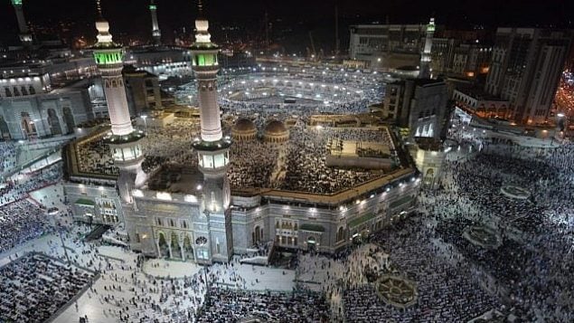 توضيحية: مصلون مسلمون في مسجد الحرام في مدينة مكة، 7 أغسطس، 2019، قبل انطلاق موسم الحج السنوي في المدينة المقدسة.  (Photo by FETHI BELAID / AFP)