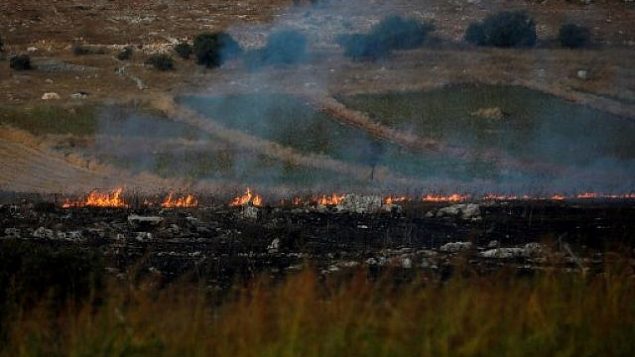 النيران وسحب الدخان بعد قيام منظمة حزب الله بإطلاق صواريخ مضادة للدبابات باتجاه إسرائيل، كما تظهر من موقع قريب من موشاف أفيفيم المتاخم للحدود مع لبنان، 1 سبتمبر، 2019.  (Jalaa Marey/AFP)